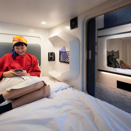 Lylo Auckland Hotel Exterior foto A capsule hotel room