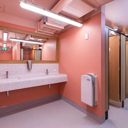 Lylo Auckland Hotel Zimmer foto The new toilet block